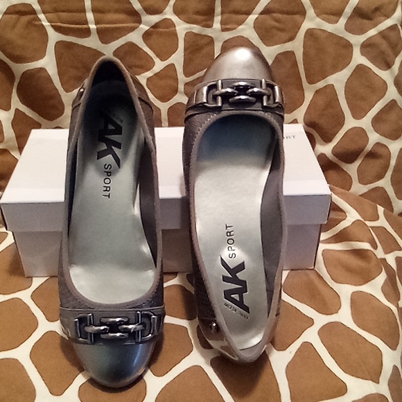 Shoes - Picture 4 of 4